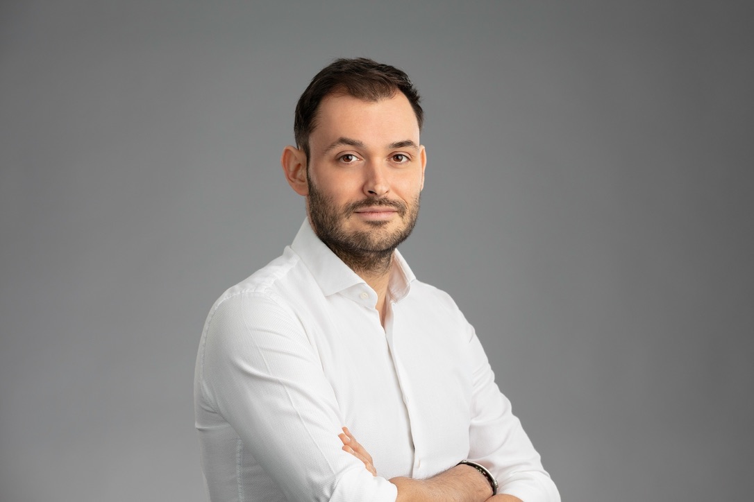 Andrei Gheorghiu, portret în cămașă albă