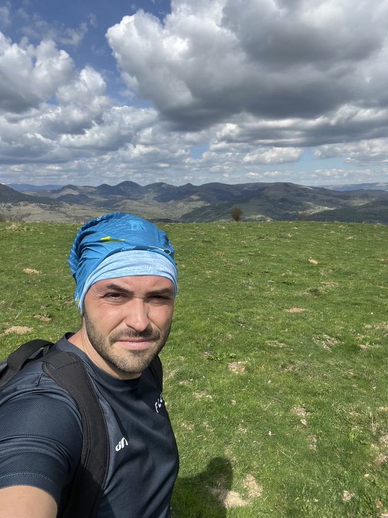 Andrei pe munte, cu echipamentul de alergare
